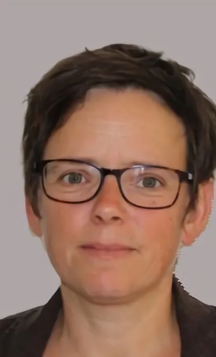 Porträt von Kirstin Eckstein vor grauem Hintergrund.