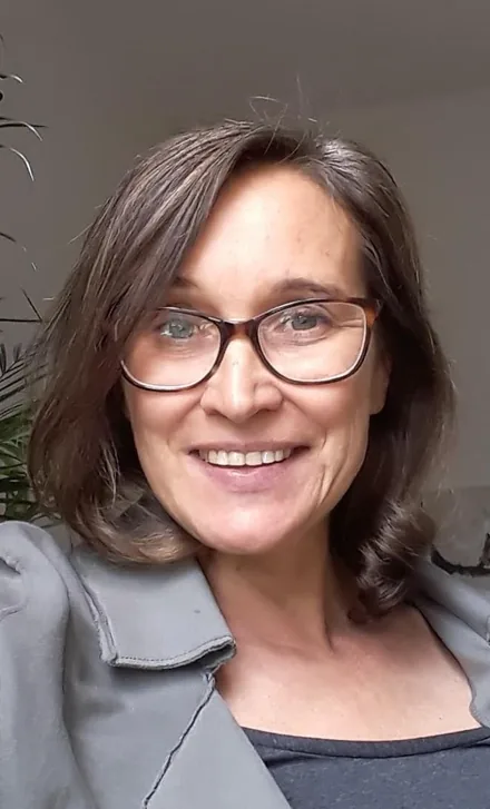 Porträt von Maria Höggerl in einem hellen Innenraum.